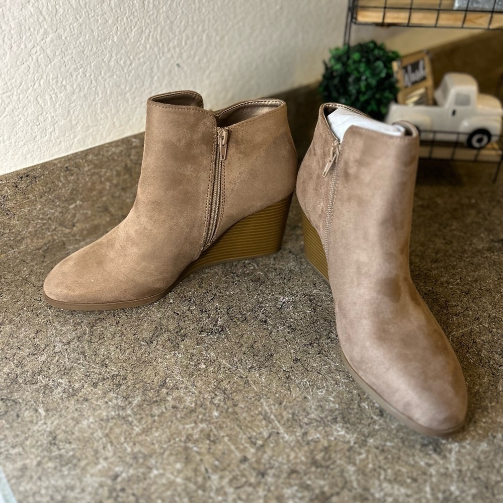 NWOT Style & Co Women's Wynonaa Wedge Booties Brown Size 11 - Picture 3 of 6